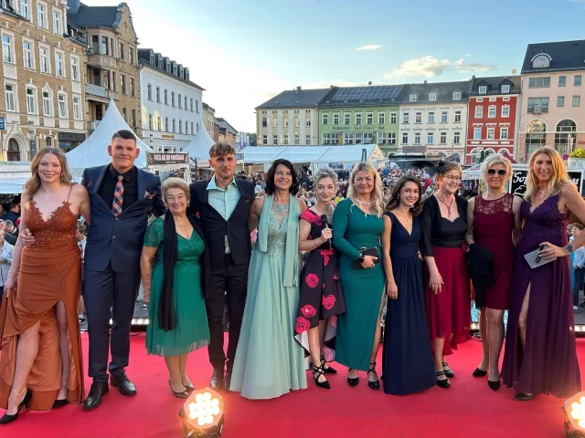 "Schleizer Modenacht 2025"😎  Vielen Dank an meine Supermodels für die gelungene Modenschau auf der großen Bühne in Schleiz.
Schön, dass so viele gut gelaunte Besucher den Neumarkt gefüllt haben. 🤗
Euch allen einen entspannten Sonntag Abend.
PS: Weitere Fotos folgen.
.
.
.
.
#modenacht #fashionshow #festmode #abiball #Jugendweihe #abschlussballkleid #konfirmation #schleiz #badlobenstein #ziegenrück #hirschbergsaale #saalburgebersdorf #zeulenroda #zeulenrodatriebes #pausa #gera #weida #mühltroff #neustadtorla #triptis #lehesten #wurzbach #blankenstein #blankenburg #models #oettersdorf #schleizermodenacht