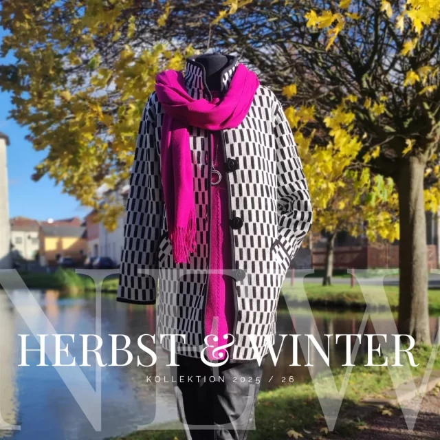 Der Strickmantel in modernem Schwarz-Weiß-Muster ist ein Must-Have für jede Garderobe. Die Longjacke mit ihrer femininen und lässig modernen Optik, bietet dank der bequemen geraden Passform hohen Tragekomfort. Langärmlig mit Stehkragen und Knopfverschluss ausgestattet sind die Taschen ein weiteres Highlight dieser vielseitig kombinierbaren Longjacke.
Liebe Grüße aus Oettersdorf 😘...
.
.
.
.
#strickmantel #longjacke #herbstmode #schönkuschelig #blackandwhite #thüringen #thüringervogtland #thüringenentdecken #schleiz #badlobenstein #zeulenroda #triptis #auma #neustadtorla #pößneck #remptendorf #badlobenstein #damenmode #pluszise #curvy #auma #pausa #plauen #mühltroff #gefell #tanna #greiz #hermsdorf #badklosterlausnitz