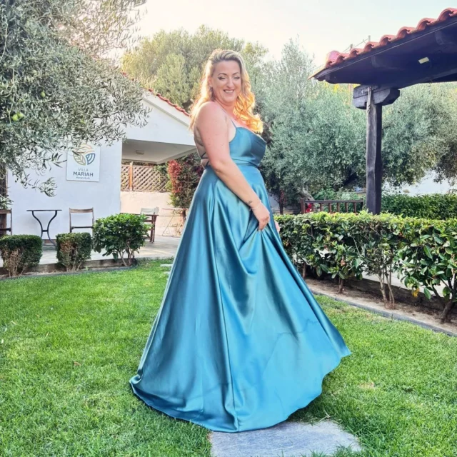 Ein wunderschönes Kleid 👗 aus unserer Festmode- Kollektion war für Alberta der perfekte Begleiter als Hochzeitsgast 🥂 in diesen Sommer☀️.  Vielen Dank für das mega Foto 👍🏼😘.
Ab Ende November gibt es viele neue Modelle bei uns zu entdecken.
Wir freuen uns auf euch.
.
.
.
#hochzeitsgast #abiball #ballkleid #Jugendweihe #jugendweiheoutfit #tanzstundenabschlussball #tanzstunde #maxikleid #konfirmationskleid #schleiz #badlobenstein #neustadtorla #triptis #pausa #auma #zeulenroda #jena #greiz #gera #weida #eisenberg #stadtroda #pößneck #wurzbach #thüringen #satinkleid