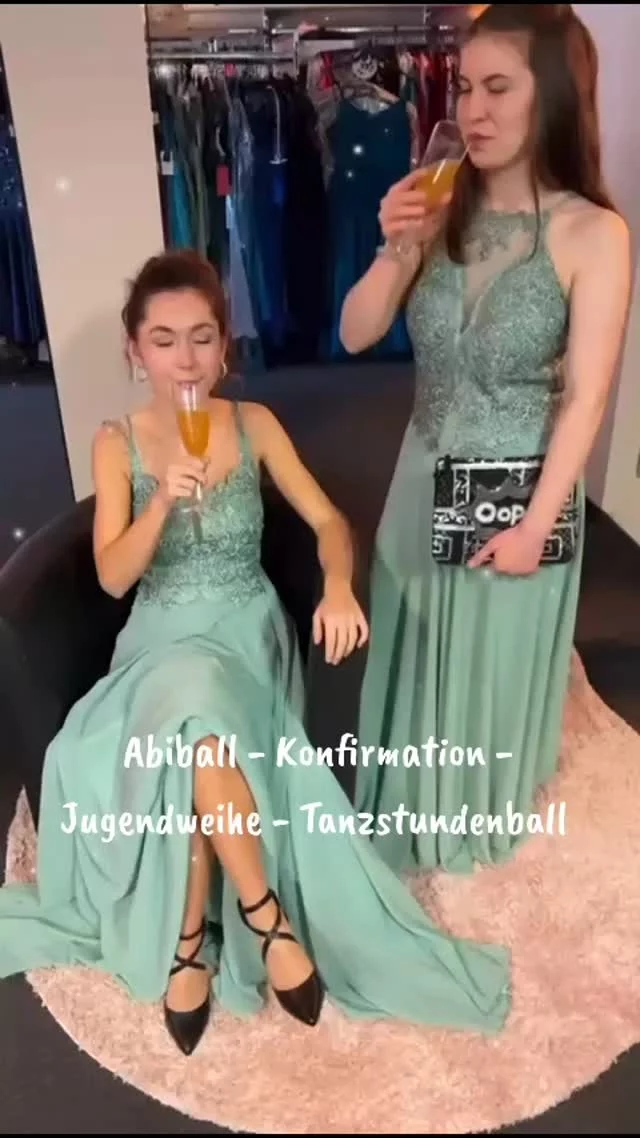 Finde dein Lieblingskleid für deinen großen Auftritt!
In entspannter Atmosphäre könnt ihr von Dienstag bis Freitag von 10-18 Uhr und Samstags von 9 bis 12 Uhr durch traumhafte Kleider stöbern.
Liebe Grüße aus Oettersdorf von Evis Modehaus 😃 

 #Konfirmation
#konfirmationskleid #jugendweihekleid #abiball #schleiz