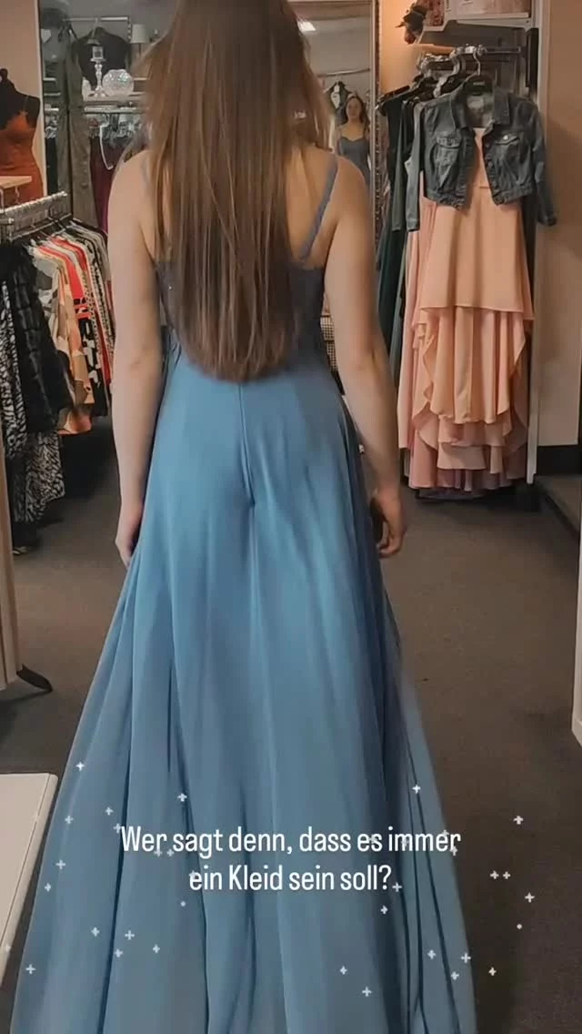 Unsere Models Leo, Maxine, Sophie, Lore, Hugo und Leonie sind startklar für die morgige Präsentation der aktuellen Jugendweihe- und Konfirmations-Kollektion.👗👔❤️
Beginn ist 14 Uhr in unserem Geschäft in Oettersdorf.
Wir freuen uns auf euch 😘.

PS: Den schicken Jumpsuit gibt es auch zu sehen.

#modenschau #abiballkleid2026 #Jugendweihe #konfirmation #tanzstundenabschlussball