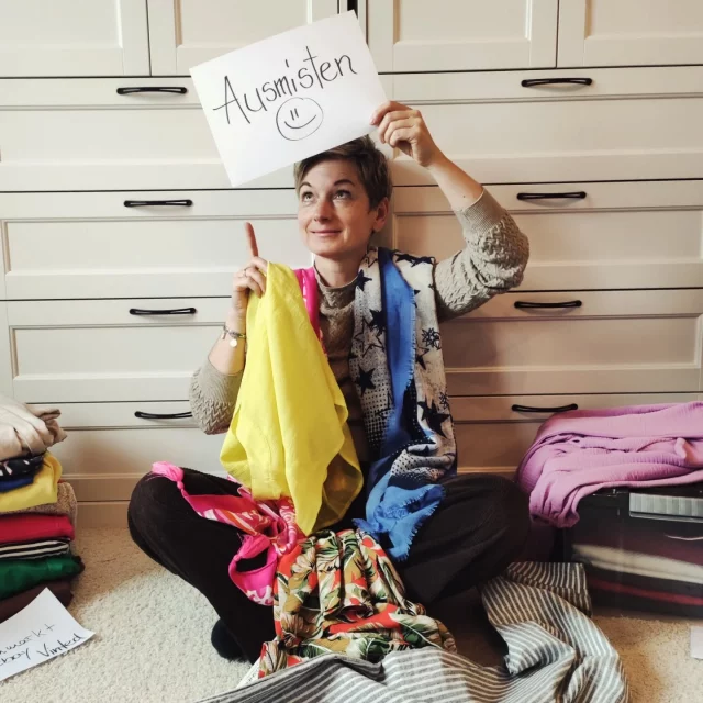 Perfektes Wetter 🌧️ für ein kleines Kleiderschrank-Reset! ✨
Heute wurde einmal gründlich durchsortiert:
Winter-Teile nach hinten, Lieblingsstücke behalten und Platz für luftige Sommeroutfits geschaffen.
Ein bisschen Ordnung im Schrank bringt direkt mehr Überblick - und macht Lust auf die kommende Sommerzeit. 🌿👗
Euch allen einen schönen Sonntag ☕📺.

#kleiderschrankaufräumen
#ausmistenbefreit #ordnung #sonntag #thüringen