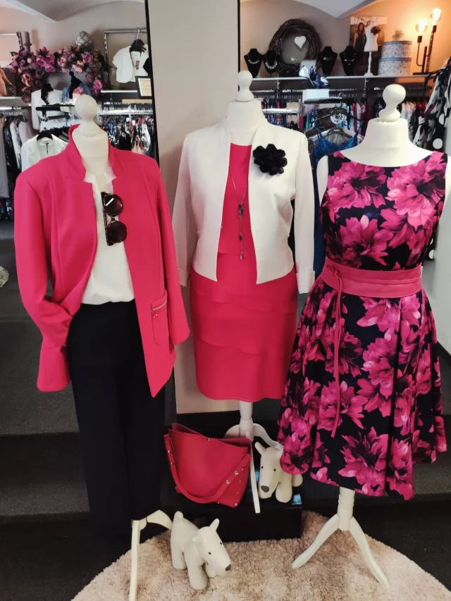 Heute ist kalendarischer Frühlingsanfang. ☀️💐 🤗

Perfekt euch unsere Lieblingsfarbe 🩷 Pink 🩷 einmal vorzustellen.
Egal ob Stufenkleid, Longblazer oder Petticoat-Kleid, kombiniert mit den Farben dunkelblau oder cremeweiß ist pink einfach ein absoluter Hingucker im Frühling.

#thüringen
#outfithochzeitsgast
#gera 
#pößneck 
#badlobenstein