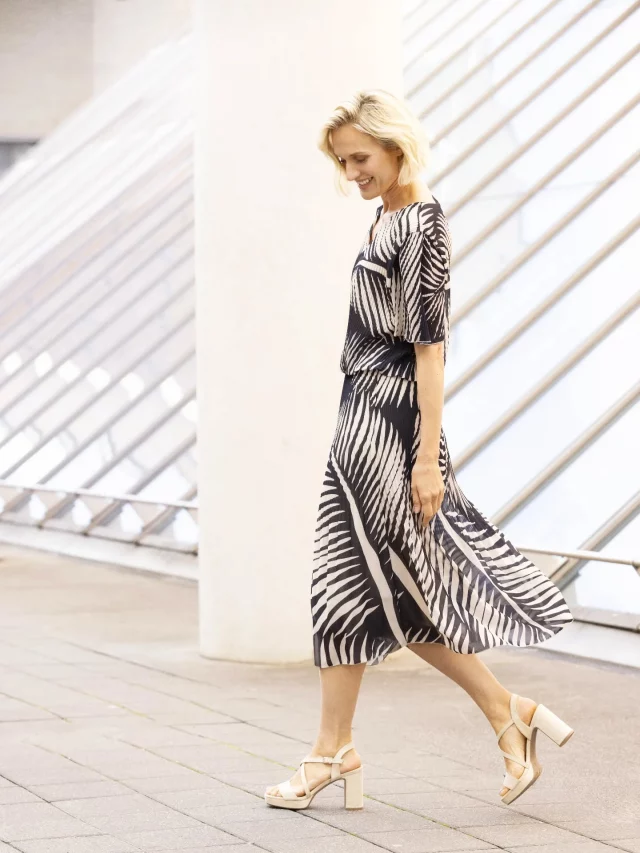 Ein leichtes, schwingendes Plisseekleid mit Tailliengummizug. Der sommerliche Print in den Farben beige und marineblau passt zu jeder Gelegenheit.

Der Sommer kann kommen. 😃🤗☀️😘

#saalburg
#greiz
#badlobenstein 
#jena
#pößneck