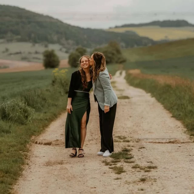 Liebe Liz, vielen Dank für das mega schöne Foto von deinem großen Tag.
Ich hoffe, deine Jugendweihe war rundum gelungen und dein Traumkleid konnte einen klitzekleinen Teil dazu beitragen, indem es dich durch diesen Tag begleitet hat. 🫶🏼

#jugendweihekleid #konfirmationskleid #thüringen #saaleorlakreis #thüringen