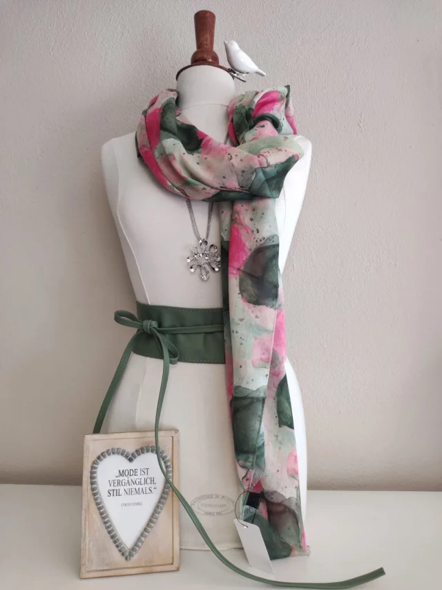 Gestern waren wir für euch zum Einkauf unterwegs.
Neben Sommerkleidern haben wir auch neue Accessoires im Gepäck gehabt.
Leichte Schals, Ketten, Bindegürtel aus echtem Leder sowie Ansteck-Broschen aus Federn geben jedem Outfit einen modischen Akzent.
Hier ein paar wenige Schnappschüsse - mehr gibt's wie immer im Geschäft.

#heimatshoppen #badlobenstein #schleiz #pößneck #saalburgebersdorf