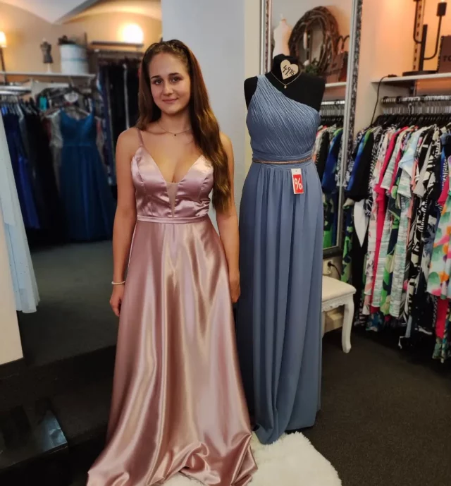 Ein wunderschönes Satinkleid im zartem Rosé-Ton hat sich Sophie für ihren nächsten besonderen Anlass ausgesucht. 😘💯
Weitere festliche Einzelteile für 49,95 findet ihr in unserem Schnäppchengewölbe.

Dankeschön für den spontanen Schnappschuss 🤗🙏🏼.

#schleiz #gera #plauen #jena #thüringen