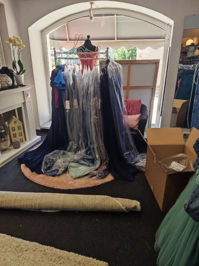 News • News • News

Es gibt derzeit viel zu tun bei uns.
Der Festmodebereich wird umgestaltet und eine neue Marke wird das Sortiment erweitern.
Zudem steht die neue Herbst- und Winterkollektion in den Startlöchern und es wird fleißig umdekoriert.
Also zur Zeit auf Stolpersteine im Geschäft acht geben 😅😉.
Liebe Grüße aus Oettersdorf 👋🏼 

#festmode #abendmode #jena #gera #pößneck