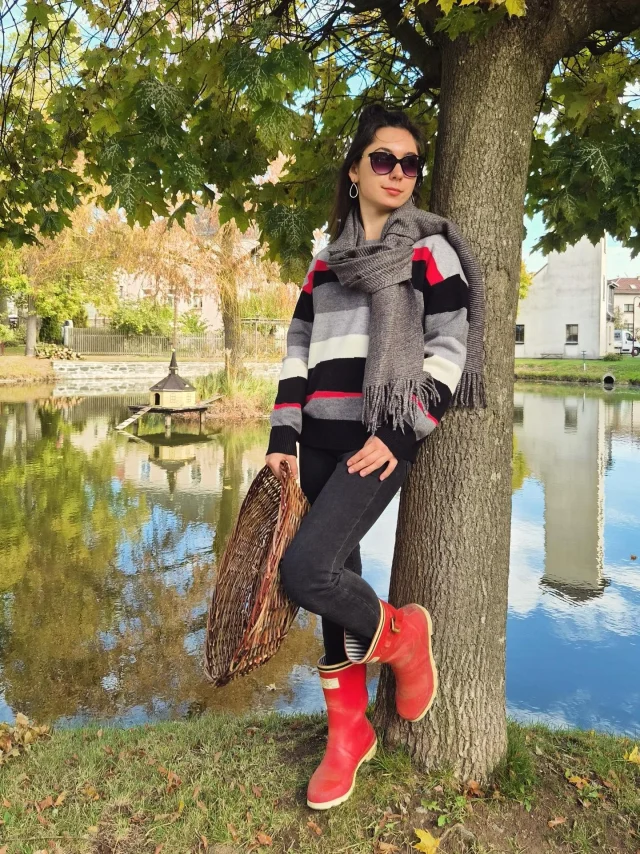 Entdeckt die Herbstpullover von Hajo.
Der hochwertige Material-Mix aus Modal und Viskose vereint Komfort und modernes Design - ideal für modebewusste Kunden, die Wert auf Qualität legen.

Pullover von Hajo: 59,95
Jeans von Ascari: 89,95
Schal: 24,95

#outfitoftheday #herbststyles #thüringen #outfitinspo #dorfleben