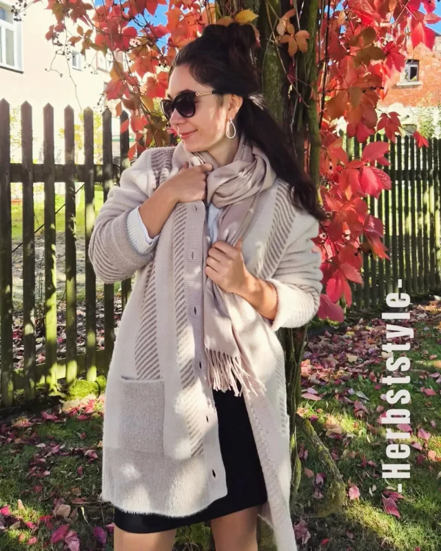 Das perfekte Teilchen zum reinkuscheln ist diese Strickjacke von Hajo. 🍁🍂🫶
Nicht nur zur Jeans, sondern auch übers Kleid oder wie hier zum Rock super kombinierbar.

Genießt alle die schöne Herbststimmung wenn ihr könnt. 🤗😘

#schleiz #zeulenroda #badlobenstein #pößneck #instamood