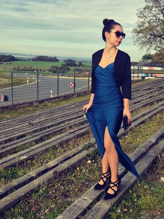 Ein Abendkleid in schlichter Eleganz in der Farbe petrol - für deinen großen Auftritt.
Die elastische Qualität sorgt z.B. beim Tanzstundenabschlussball für Bewegungsfreiheit und Tragekomfort.
Ein schönes Wochenende für euch da Draußen. 🍁🍰📺🌳🛋🍳

Kleid: 99,95
Bolero: 49,95
Kette: 17,95

#badlobenstein #saalfeld #gera #jena #zeulenroda