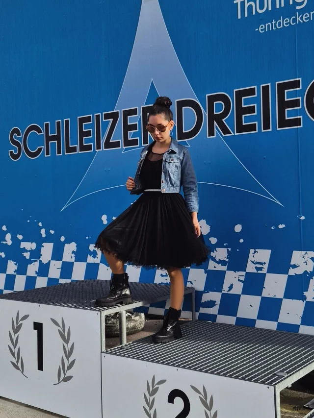 👉 Freches Petticoat-Kleid 👗 im coolen Stilmix mit Jeansjacke, Strassgürtel und Boots.

Wir wünschen euch ein schönes Herbstwochenende. 🍁🍂🫶

#jugendweihe #Konfirmation #neustadtorla #Pößneck #badlobenstein